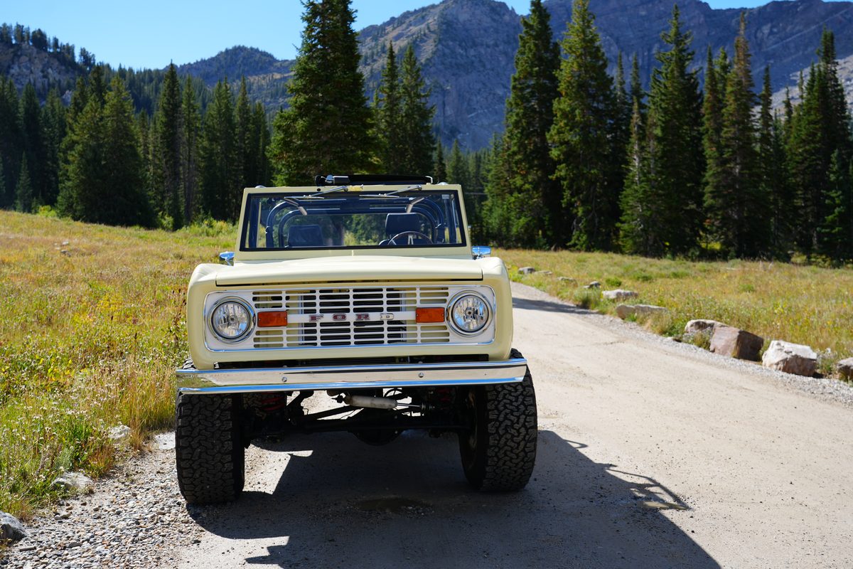 Head-on view of the Bronco on the road, Ford grille and headlights centered